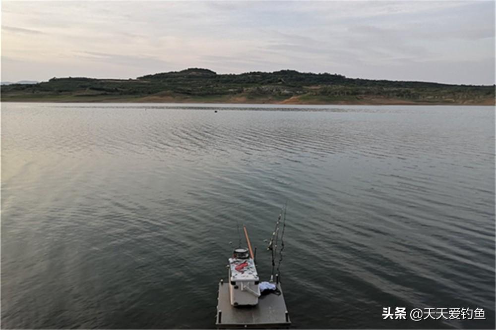 白露必吃的6种食物白露时节，人们应该根据节气的特点选择一些有益于身体健康的食物。以下是白露时节必吃的六种食物