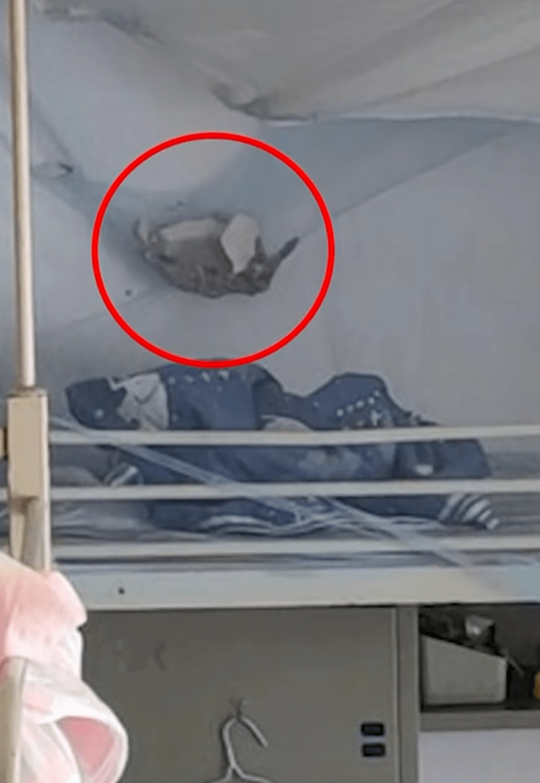 高校回应宿舍床直接钉在墙上对于高校宿舍床直接钉在墙上的情况，学校方面可能会给出以下回应