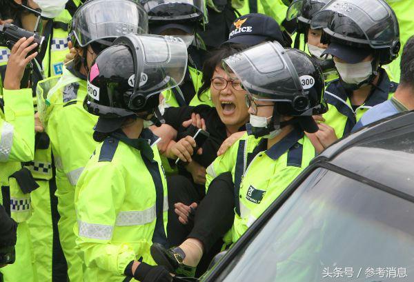 大批韩国人在美被拴铁链带走