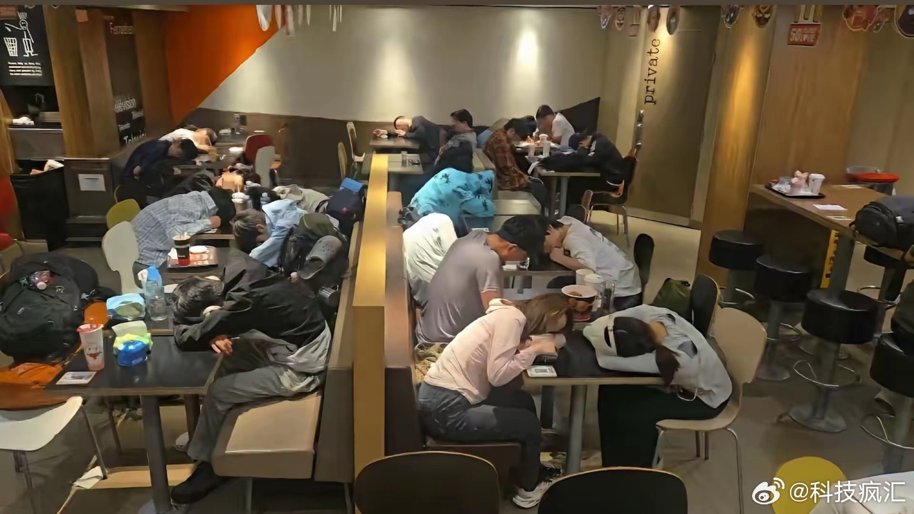 麦当劳回应店内有人扎堆过夜影响用餐麦当劳回应店内有人扎堆过夜影响用餐，探讨背后的原因与解决方案
